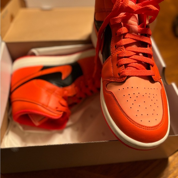 NEW WMNS AIR JORDAN 1 MID SE 10.5- RUSH ORANGE CRIMSON BLISS - Picture 3 of 6